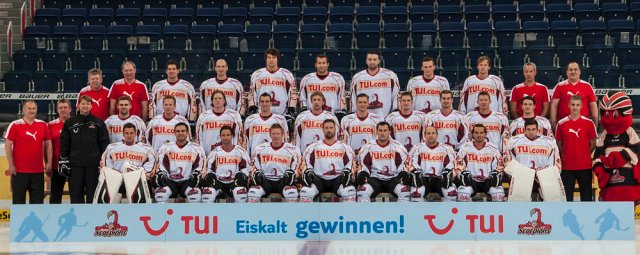 01 Mannschaft-2012-2013.JPG - Die Mannschaft der Saison 2012-2013 der Hannover Scorpions.Obere Reihe von links:Peter Schäfer (Betreuer)Uwe Pauli (Betreuer)# 18 Sergej Janzen (Stürmer)# 25 Alexander Janzen (Stürmer)# 33 Raimonds Vilkoits (Stürmer)# 17 Maris Jass (Verteidiger)# 65 Edgars Apelis (Verteidiger)# 24 Tim Richter (Stürmer)# 40 Leopold Prantl (Verteidiger)Marcus Skiba (Physiotherapeut)Nader Feyzi (Betreuer)Mittlere Reihe von links:Marco Stichnoth (Sportlicher Leiter)Mike Herweg (Betreuer)Igor Pavlov (Trainer)# 23 Gerrit Fauser (Stürmer)# 75 Andreas Morczinietz (Stürmer)# 22 Eric Regan (Verteidiger)# 16 Robin Thomson (Verteidiger)# 15 Stephan Wilhelm (Verteidiger)# 71 David Sulkovsky (Stürmer)# 26 Marvin Krüger (Stürmer)# 52 Sachar Blank (Stürmer)# 35 Denis Shvidki (Stürmer# 3 Stephan Daschner (Verteidiger)Dave Dale (Physiotherapeut)Untere Reihe von links:# 32 Dimitri Pätzold (Torwart)# 12 Chris Herperger (Stürmer)# 11 Scott King (Stürmer)# 13 Morton Green (Stürmer)# 7 Sascha Goc (Verteidiger)# 27 Ivan Ciernik (Stürmer)# 14 Martin Hlinka (Stürmer)# 96 Andy Reiss (Verteidiger)# 45 Max Englbrecht (Torwart)